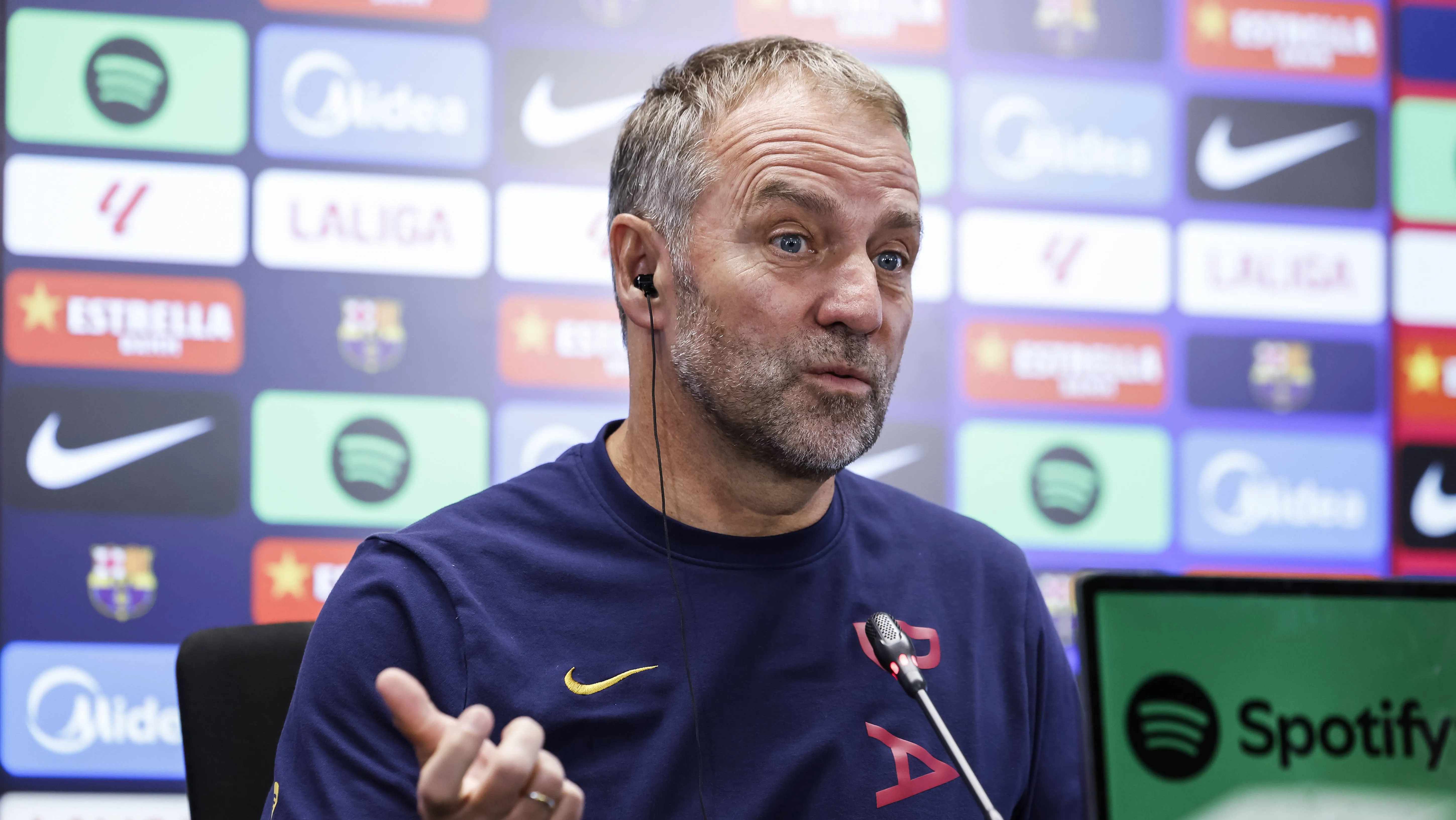 Hansi Flick durante coletiva do Barcelona (Foto: Imago/ZUMA Press Wire)