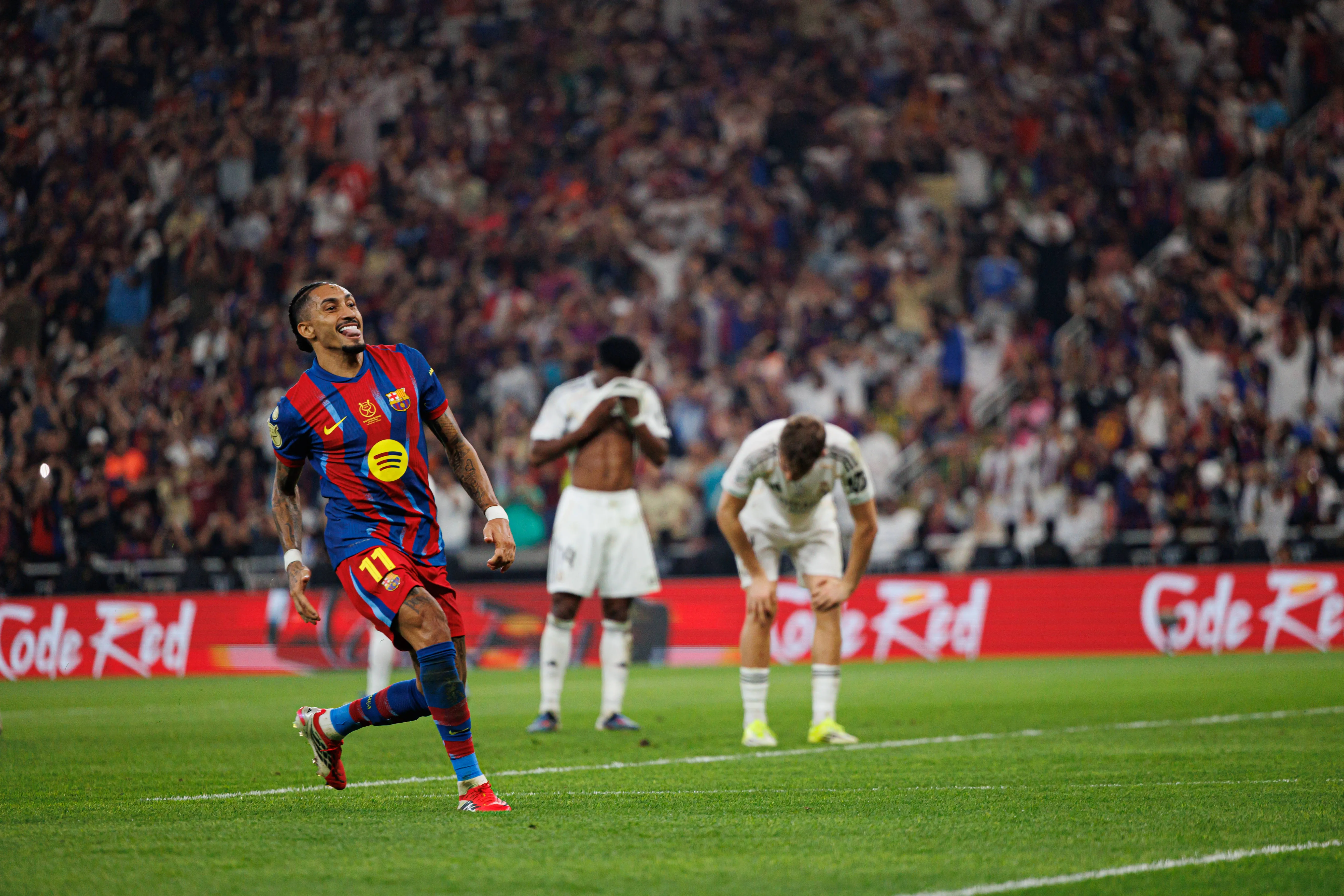 Raphinha celebra gol do Barcelona em cima do Real Madrid