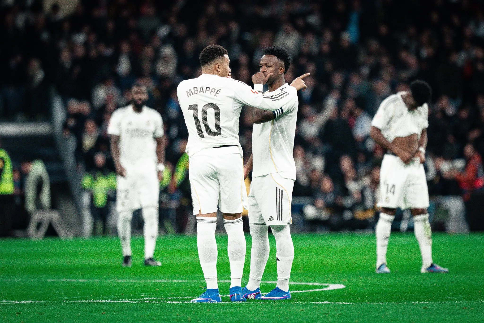 Kylian Mbapp&eacute; e Vinicius Jr. pelo Real Madrid (Foto: Imago)