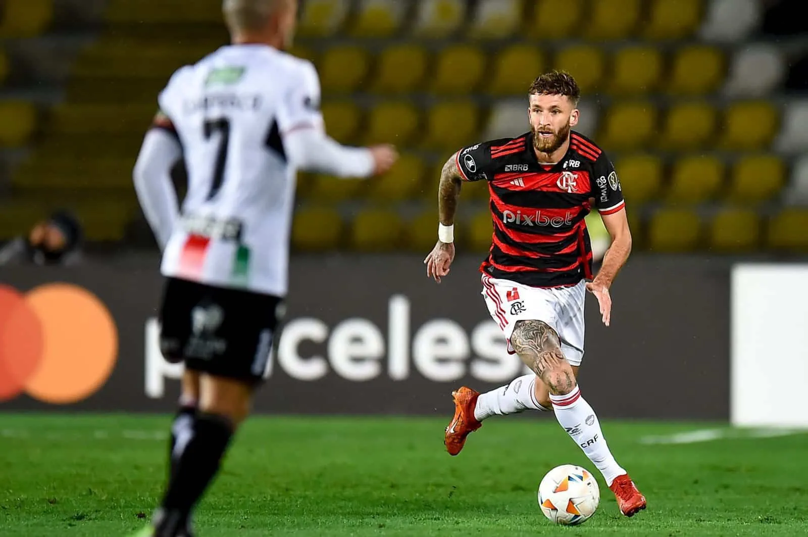 A bola pune: Flamengo peca no ataque e &eacute; castigado por gola&ccedil;o do Palestino