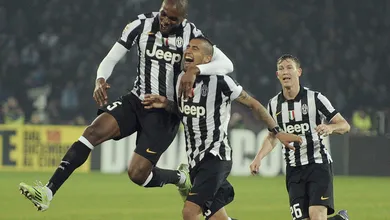 Gola&ccedil;os dos meias ajudam Juventus a quebrar jejum de quase 15 anos contra o Napoli