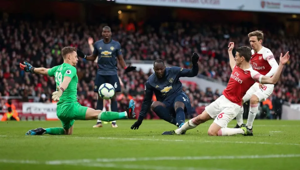 Leno fechou o gol e os detalhes deram uma vit&oacute;ria gigante ao Arsenal, pondo fim &agrave; invencibilidade do United
