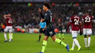 Manchester City, l&iacute;der, sobrou contra o West Ham com direito a gola&ccedil;o de San&eacute;