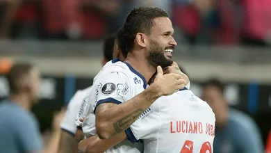 Ex-S&atilde;o Paulo &lsquo;ensina&rsquo; refor&ccedil;o mais caro do Nordeste e d&aacute; vit&oacute;ria e lideran&ccedil;a ao Bahia