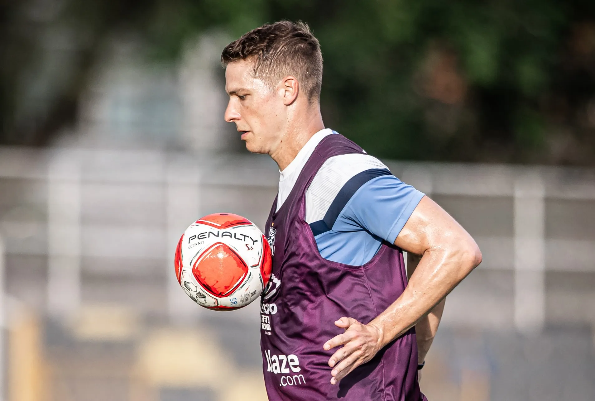 Furch treinando sozinho no CT Rei Pel&eacute;