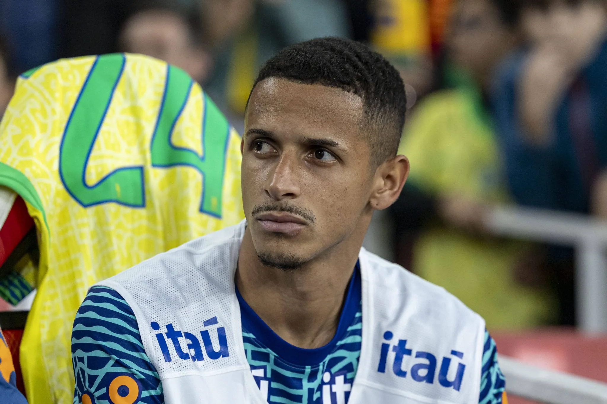 Luciano Juba no banco de reservas em amistoso da sele&ccedil;&atilde;o brasileira 