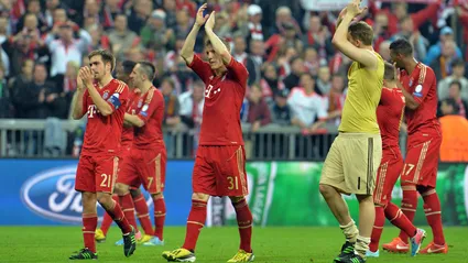 Ao centro, Schweinsteiger foi o c&eacute;rebro do time  (AP Photo/Kerstin Joensson)