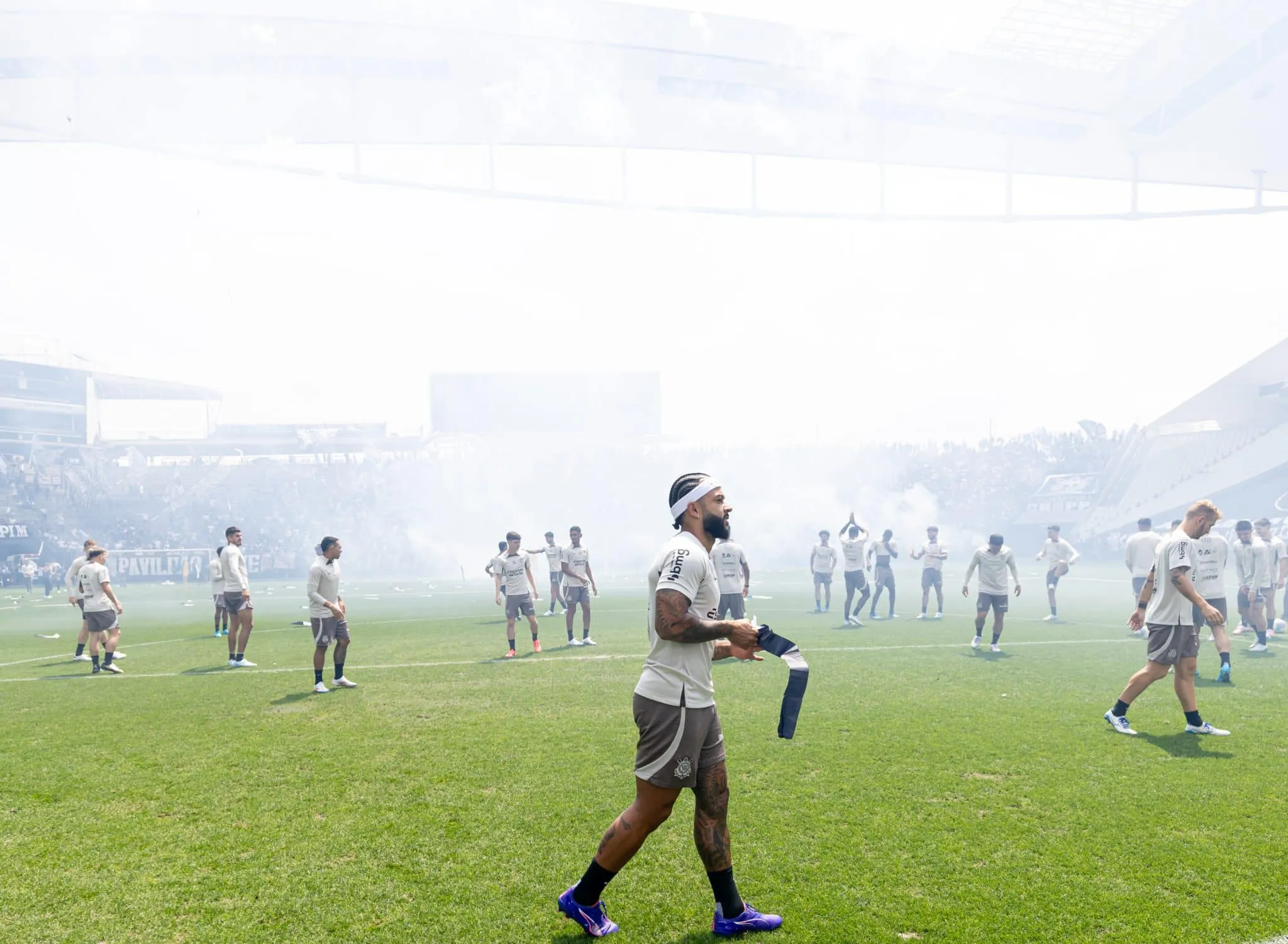 Treino aberto do Corinthians tem retorno, mar de fuma&ccedil;a e pedido especial a Fagner