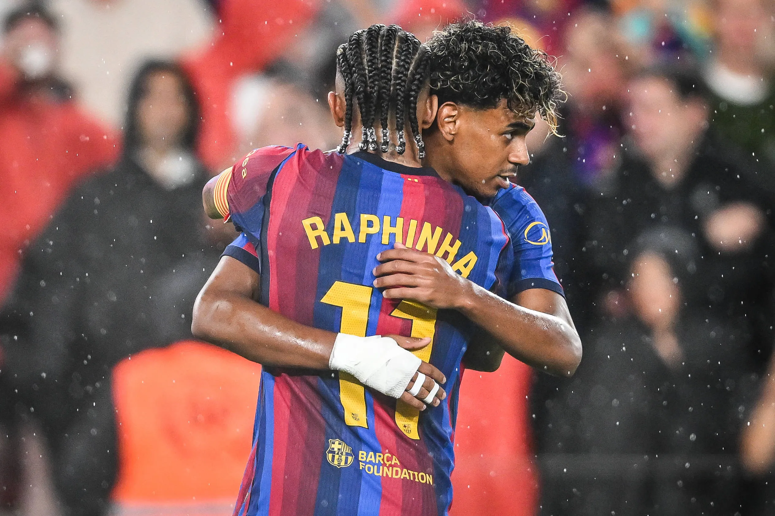 Raphinha e Yamal se abra&ccedil;am ap&oacute;s gol do Barcelona
