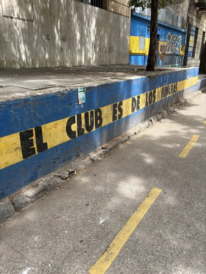 frase pr&oacute;xima ao est&aacute;dio do Boca Juniors