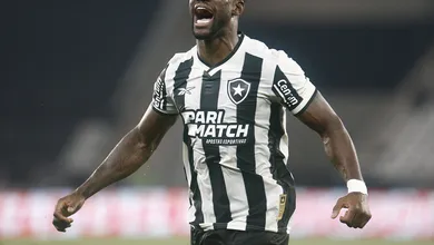 &lsquo;Orgulho da Angola&rsquo;, zagueiro Bastos aproxima o Botafogo de pa&iacute;s africano
