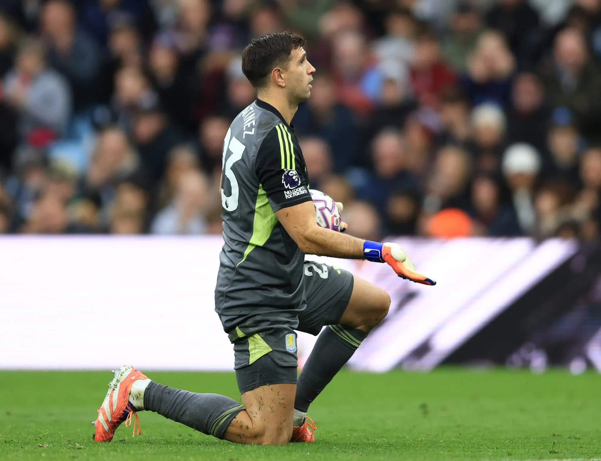 Dibu Mart&iacute;nez justifica status elevado no Aston Villa e frustra planos do Manchester City
