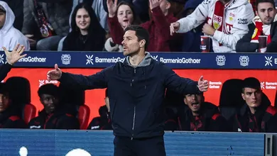 Xabi Alonso &lsquo;copia&rsquo; Guardiola e resolve problema, mas Leverkusen s&oacute; empata com Stuttgart