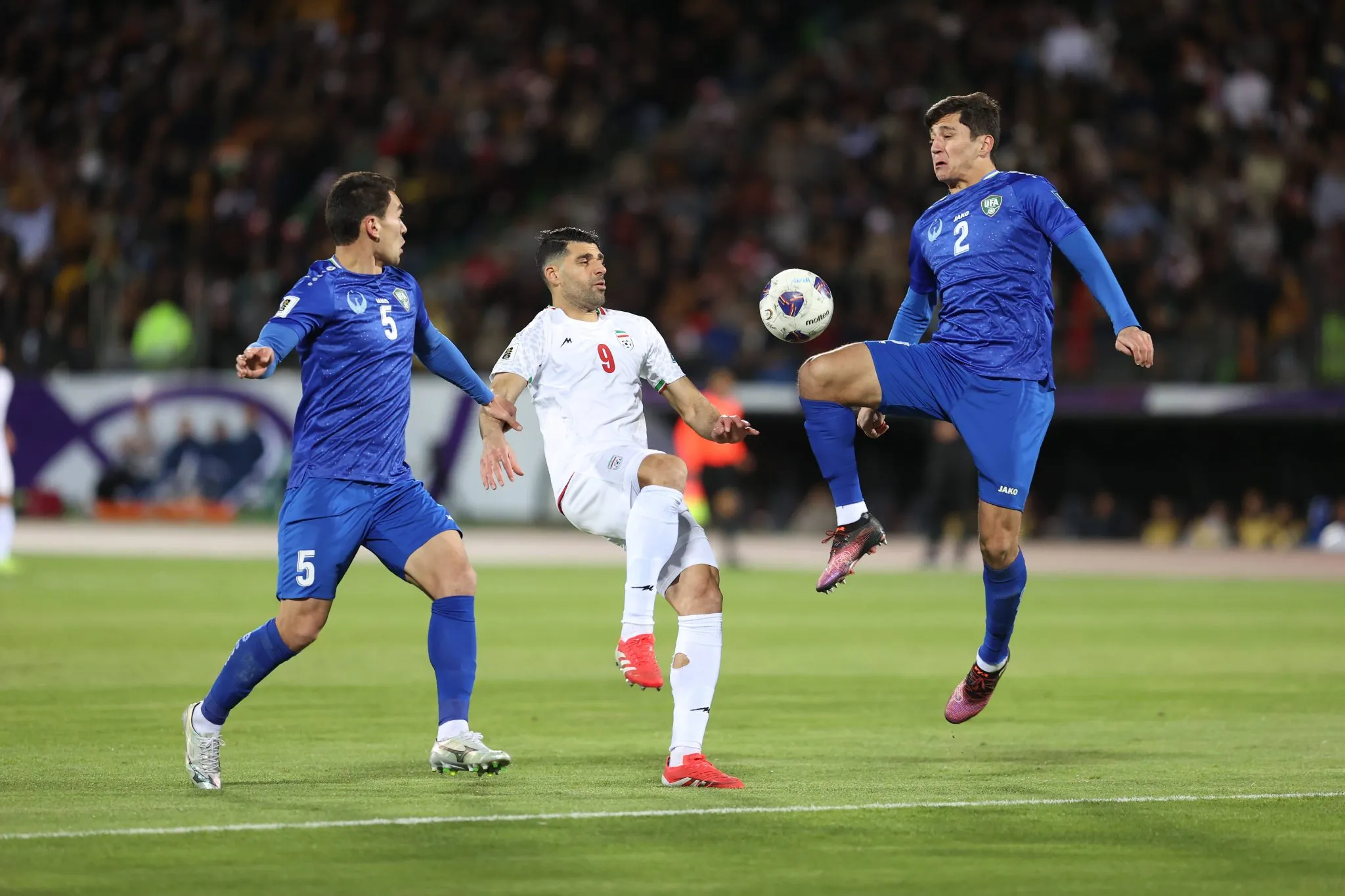 Khusanov em a&ccedil;&atilde;o durante Uzbequist&atilde;o x Ir&atilde; pelas Eliminat&oacute;rias Asi&aacute;ticas para a Copa do Mundo (Foto: Imago/Sebastian Frej)