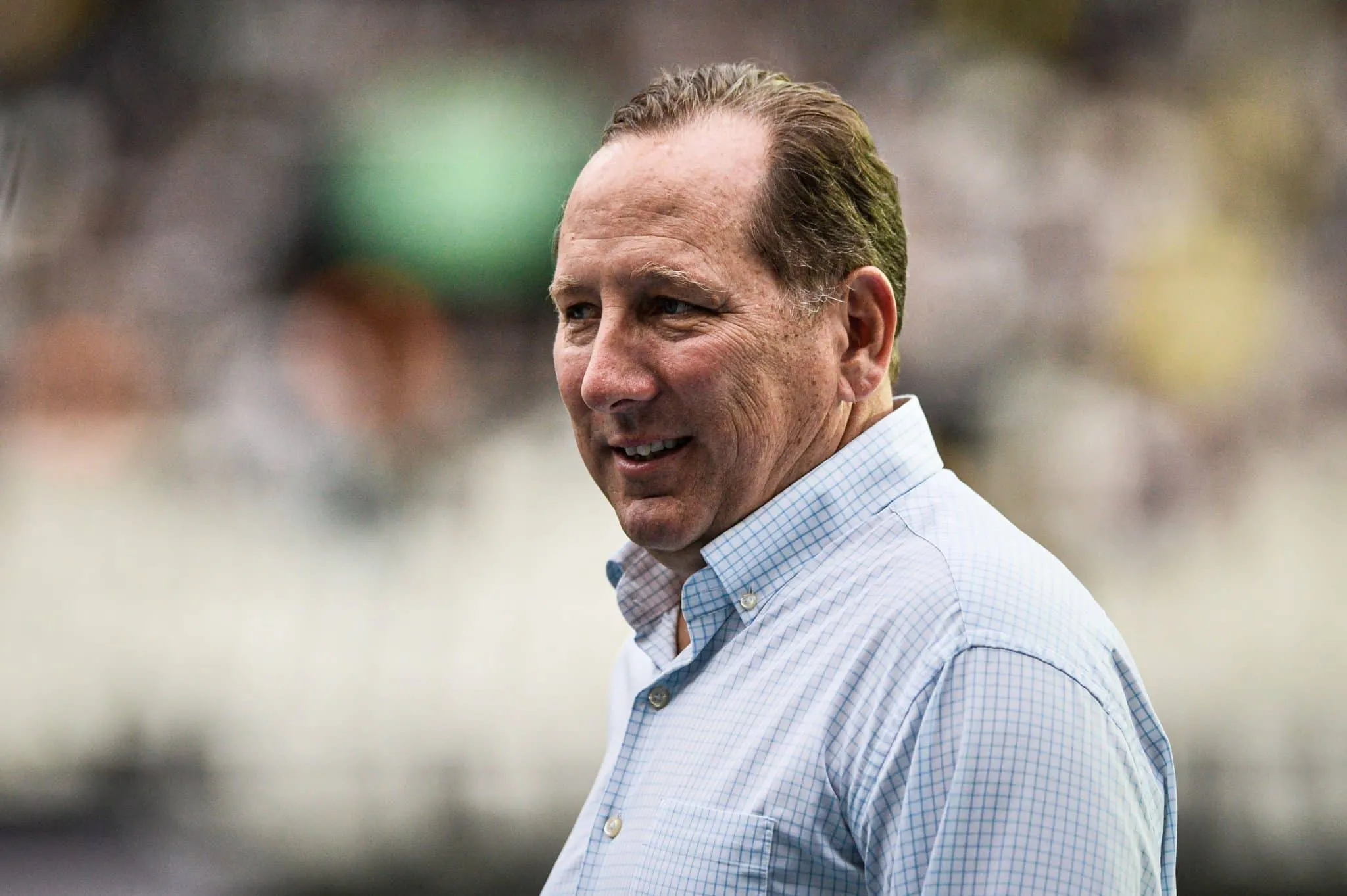 John Textor acompanha vit&oacute;ria do Botafogo, despista sobre t&eacute;cnico e revela proposta por Thiago Almada
