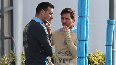 Scaloni: &lsquo;N&atilde;o tomo nenhuma decis&atilde;o na sele&ccedil;&atilde;o argentina sem antes consultar Messi&rsquo;