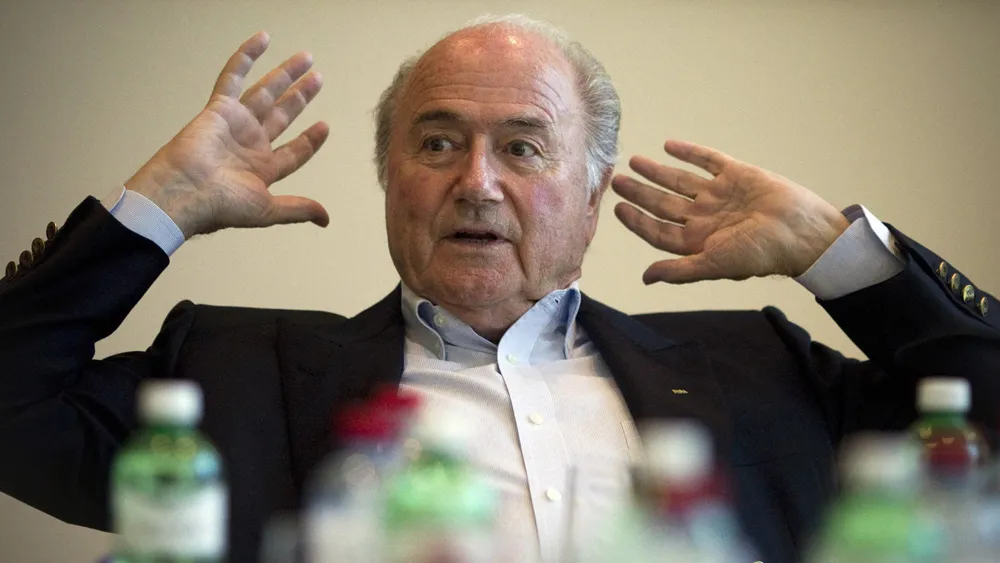 Carro escoltado em plena greve de metr&ocirc; simboliza trabalho de Blatter na Fifa