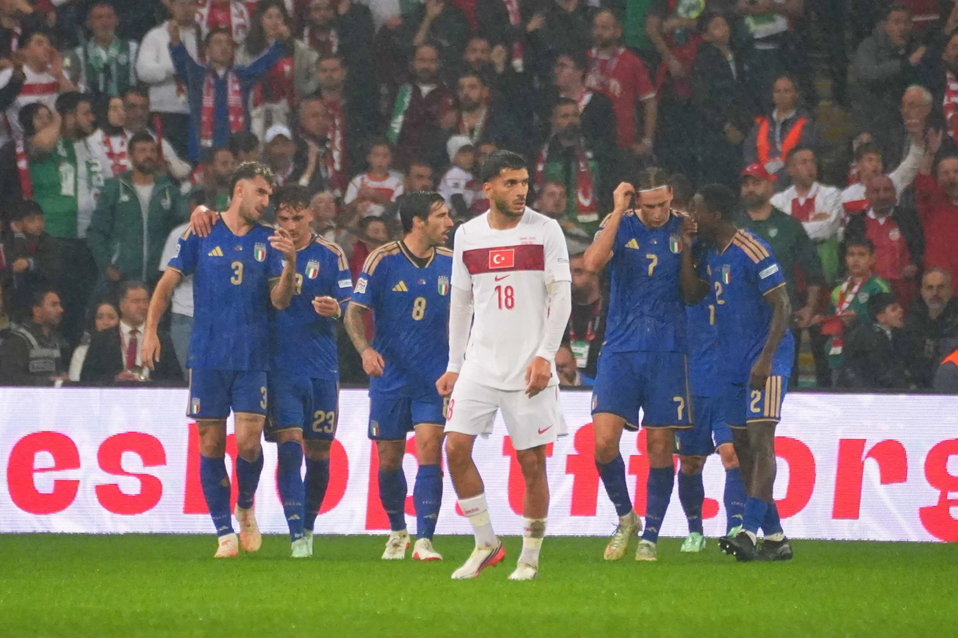 Seleção italiana depois de gol sobre a Turquia