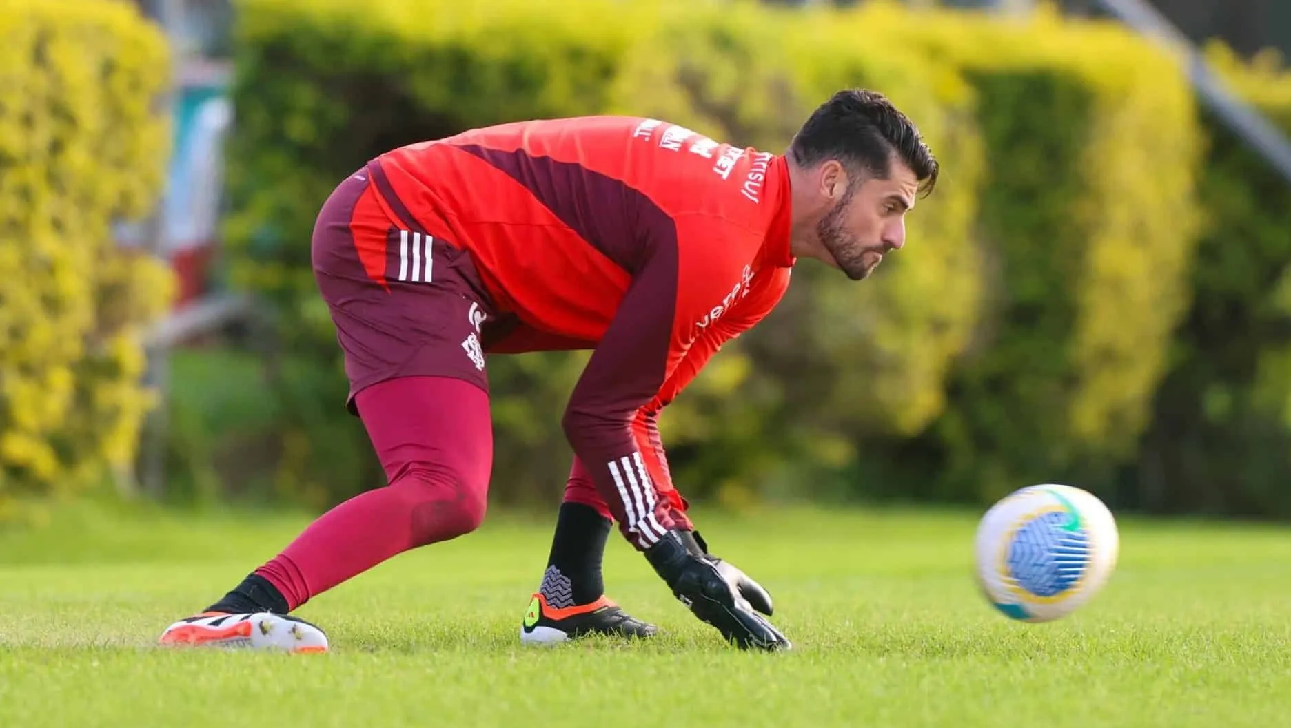 &lsquo;Revela&ccedil;&atilde;o&rsquo; aos 38 anos, goleiro agradece Internacional por t&ecirc;-lo &lsquo;aceitado&rsquo;