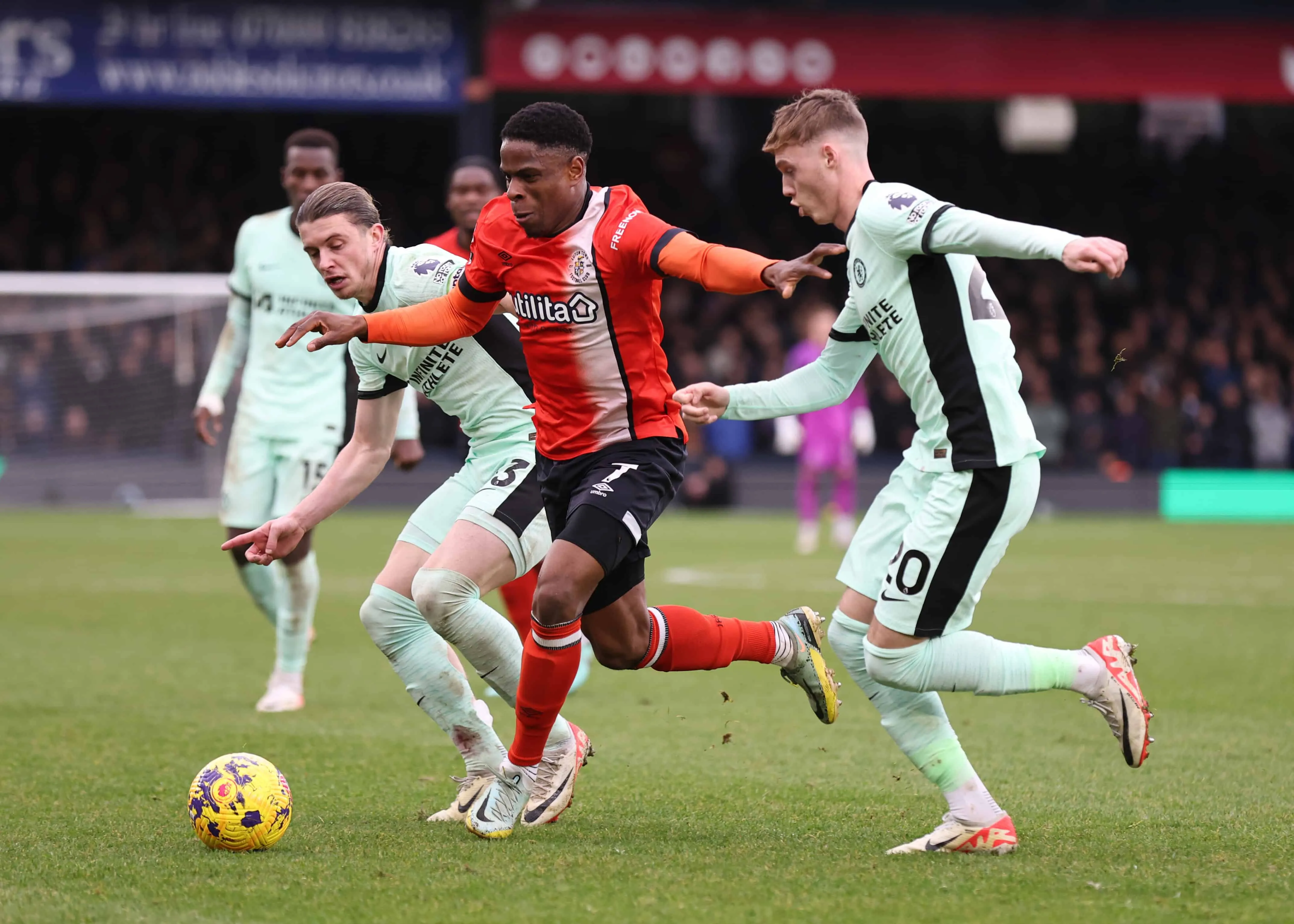 Com reta final alucinante, Luton quase busca rea&ccedil;&atilde;o improv&aacute;vel, mas Chelsea se segura para fechar 2023 com vit&oacute;ria