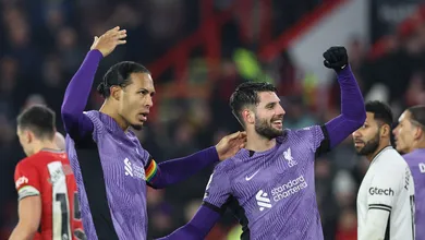 Szoboszlai rouba a cena, Liverpool bate o Sheffield e encosta na lideran&ccedil;a da Premier League