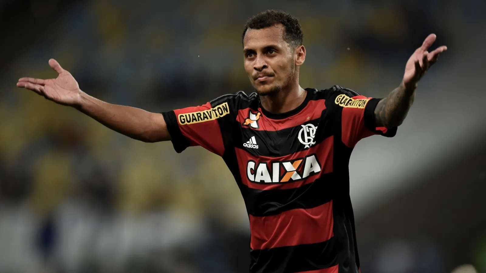 Show da torcida e belos gols: o Flamengo est&aacute; de volta ao G-4 ap&oacute;s quatro anos