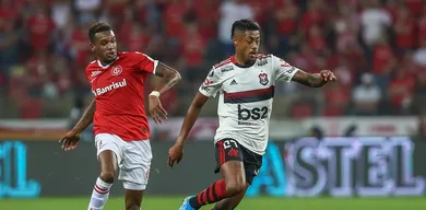 O furor da v&aacute;rzea ainda corre no sangue de Bruno Henrique, e d&aacute; gosto ao seu futebol