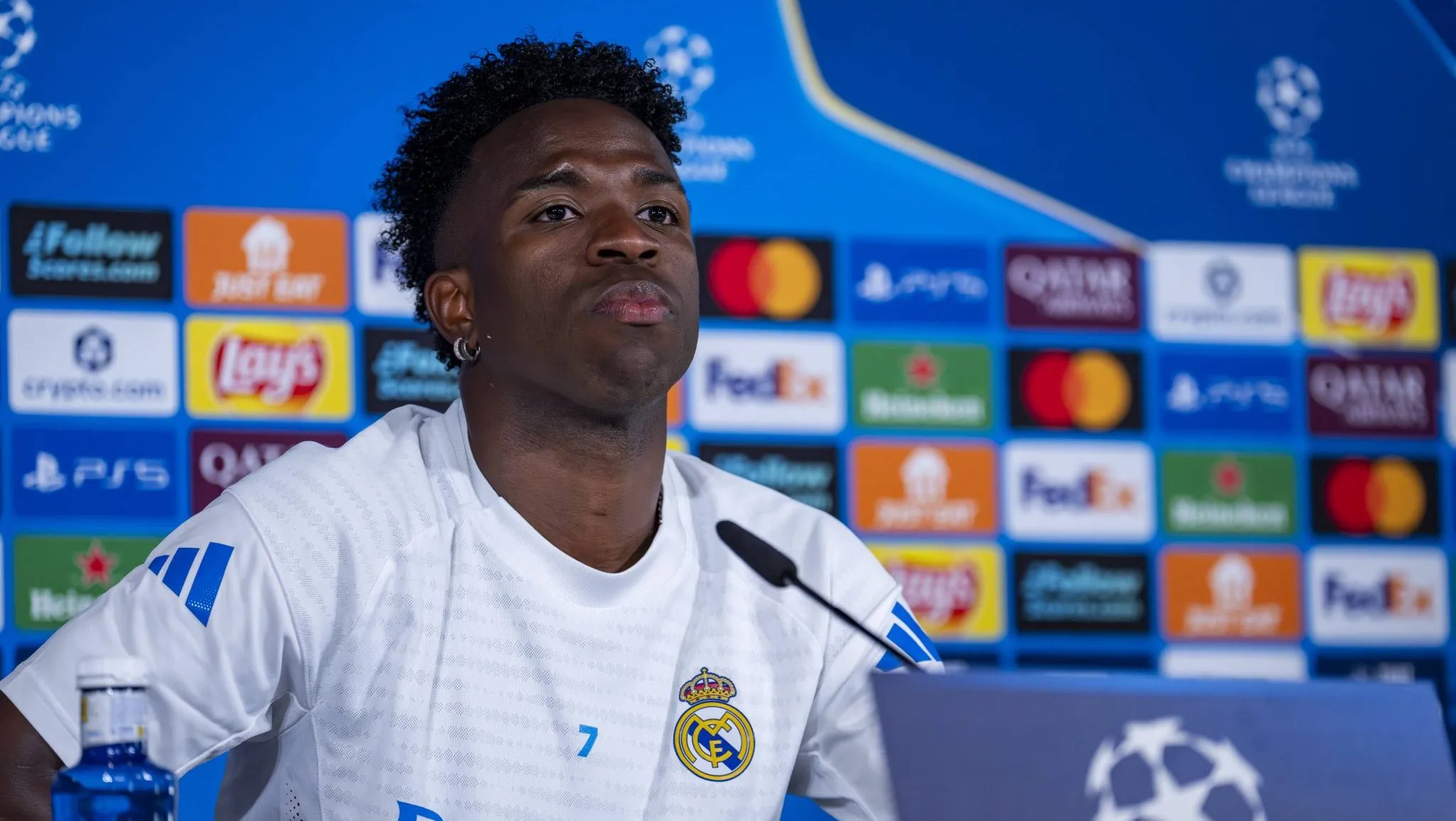 Evra: &lsquo;Vinicius Jr ainda tem que ficar falando de racismo sem parar. Ele &eacute; um alvo, &eacute; triste&rsquo;