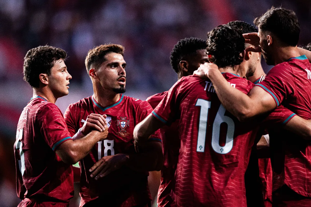 Jogadores de Portugal celebram um gol