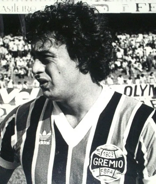 C&eacute;sar em jogo do Gr&ecirc;mio em 1983