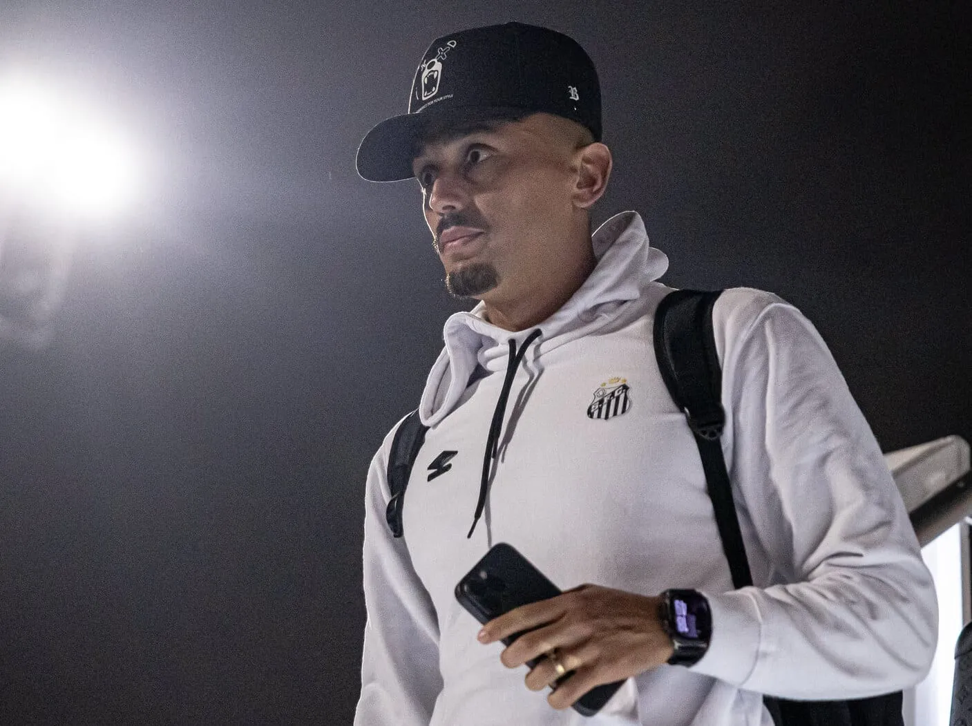 Diegho Pituca desembarcando em Recife com o Santos
