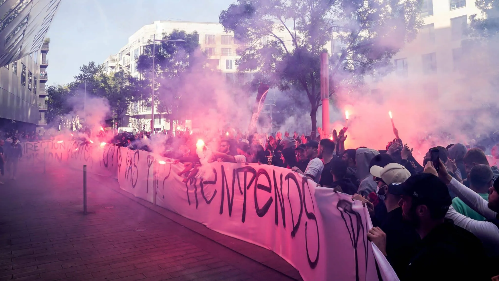 Torcedores do PSG protestam contra diretoria, criticam Messi e cantam em frente &agrave; casa de Neymar