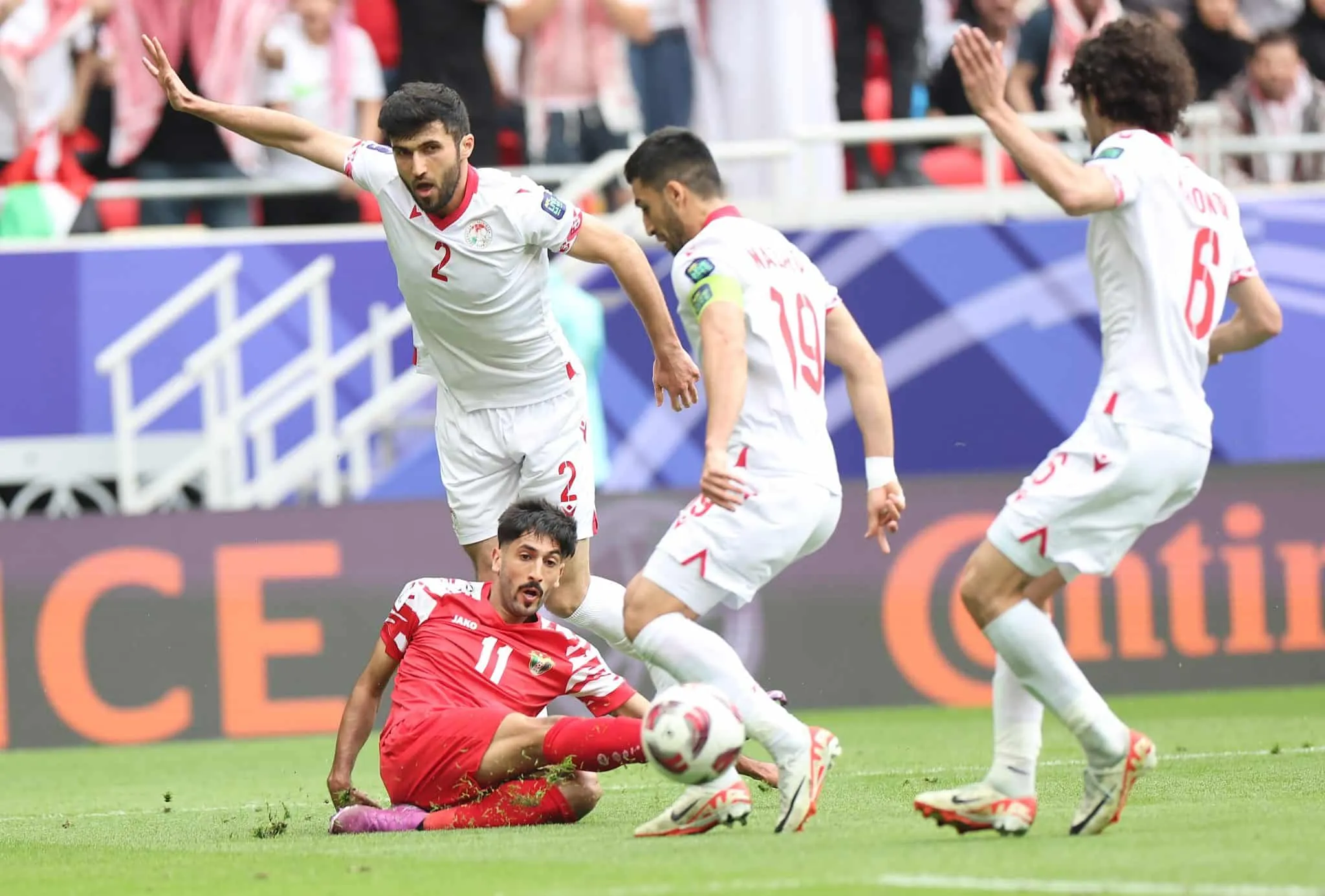 Em duelo t&aacute;tico interessante, Jord&acirc;nia se aproveita da bola a&eacute;rea para bater o Tajiquist&atilde;o e fazer hist&oacute;ria na Copa da &Aacute;sia