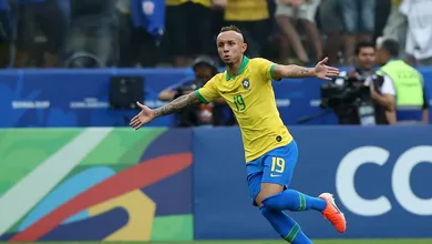 Ovacionado pela torcida, &Eacute;verton foi elogiado por companheiros: &ldquo;Foi um jogador fundamental&rdquo;