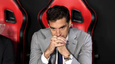 Sem torcida e cheio de desfalques: a miss&atilde;o de Diego Alonso para salvar o cargo no Sevilla