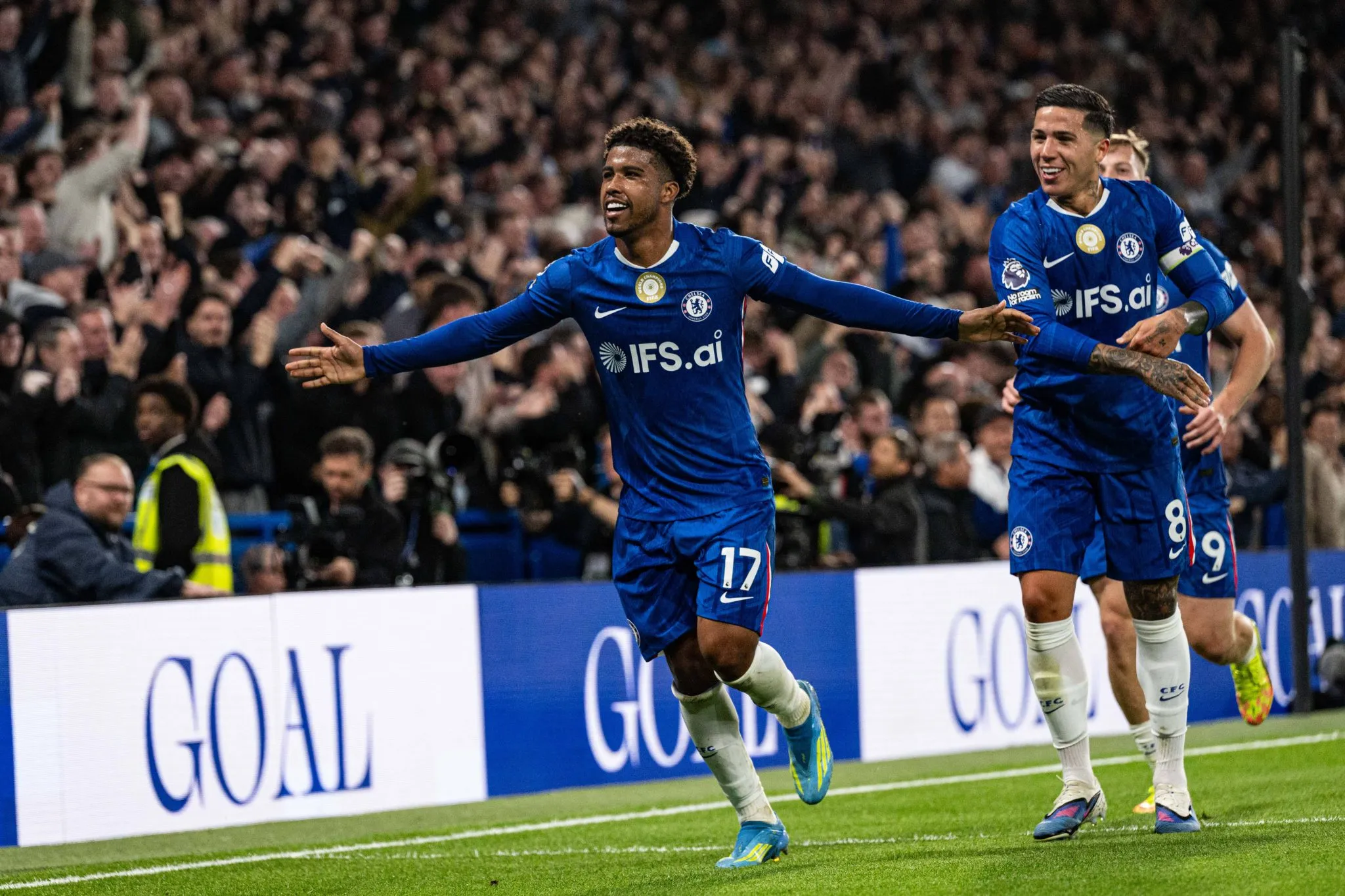 Andrey Santos celebra gol pelo Chelsea 