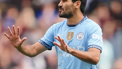 De volta para casa: G&uuml;ndogan &eacute; ovacionado em retorno ao Manchester City