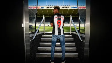 Joelinton fez quest&atilde;o de usar a camisa 9 do Newcastle, sem se intimidar com o peso de seus antecessores