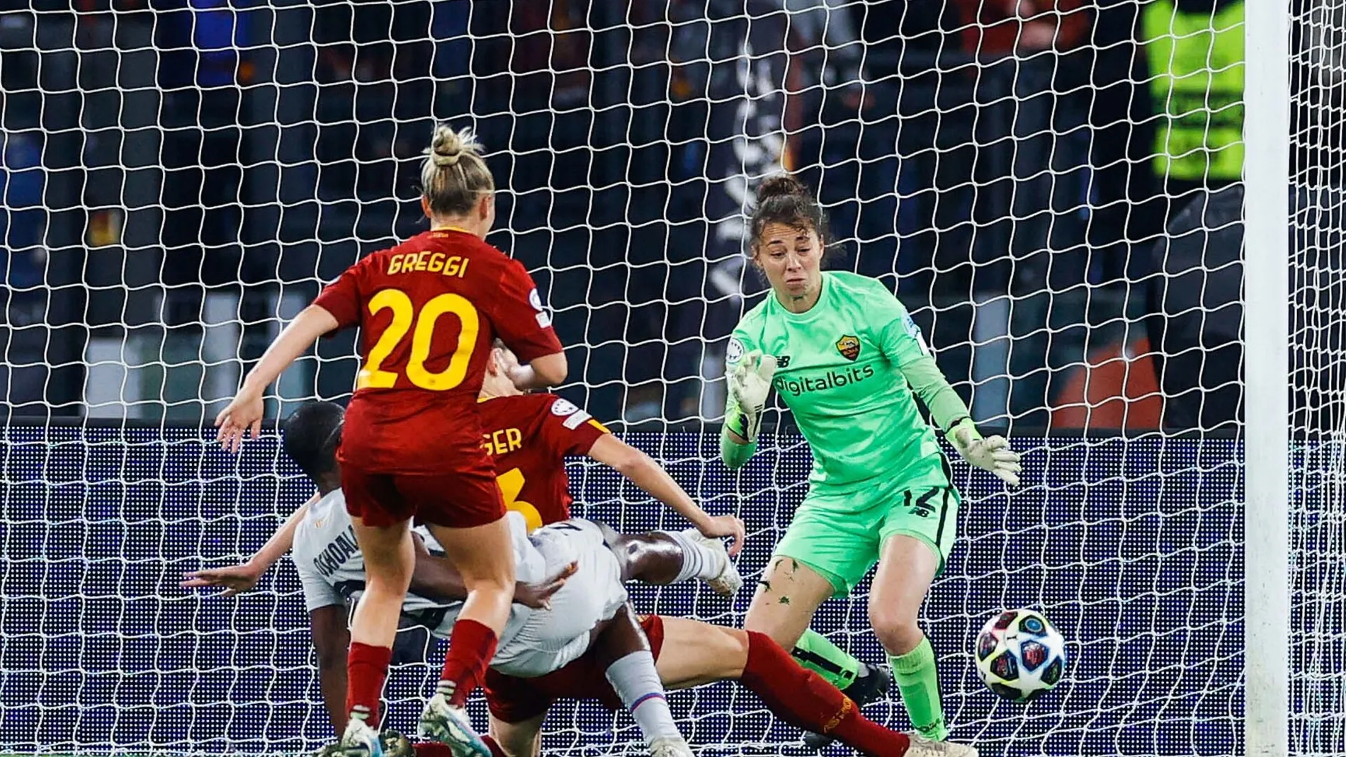 Diante de p&uacute;blico recorde no Est&aacute;dio Ol&iacute;mpico, a Roma se segurou e perdeu por apenas 1 a 0 do Barcelona