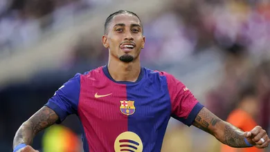 Raphinha rouba a cena e faz primeiro hat-trick da carreira em goleada do Barcelona
