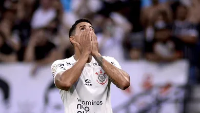 Corinthians fica s&oacute; no acordo verbal, e v&ecirc; Lucas Ver&iacute;ssimo deixar time na v&eacute;spera de estreia em 2024