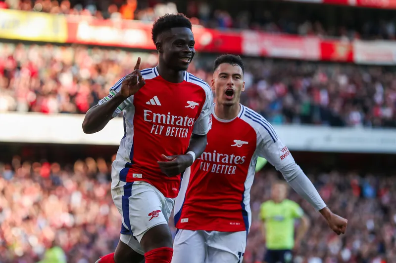 Saka e Martinelli comemoram o terceiro gol do Arsenal em vit&oacute;ria sobre o Southampton