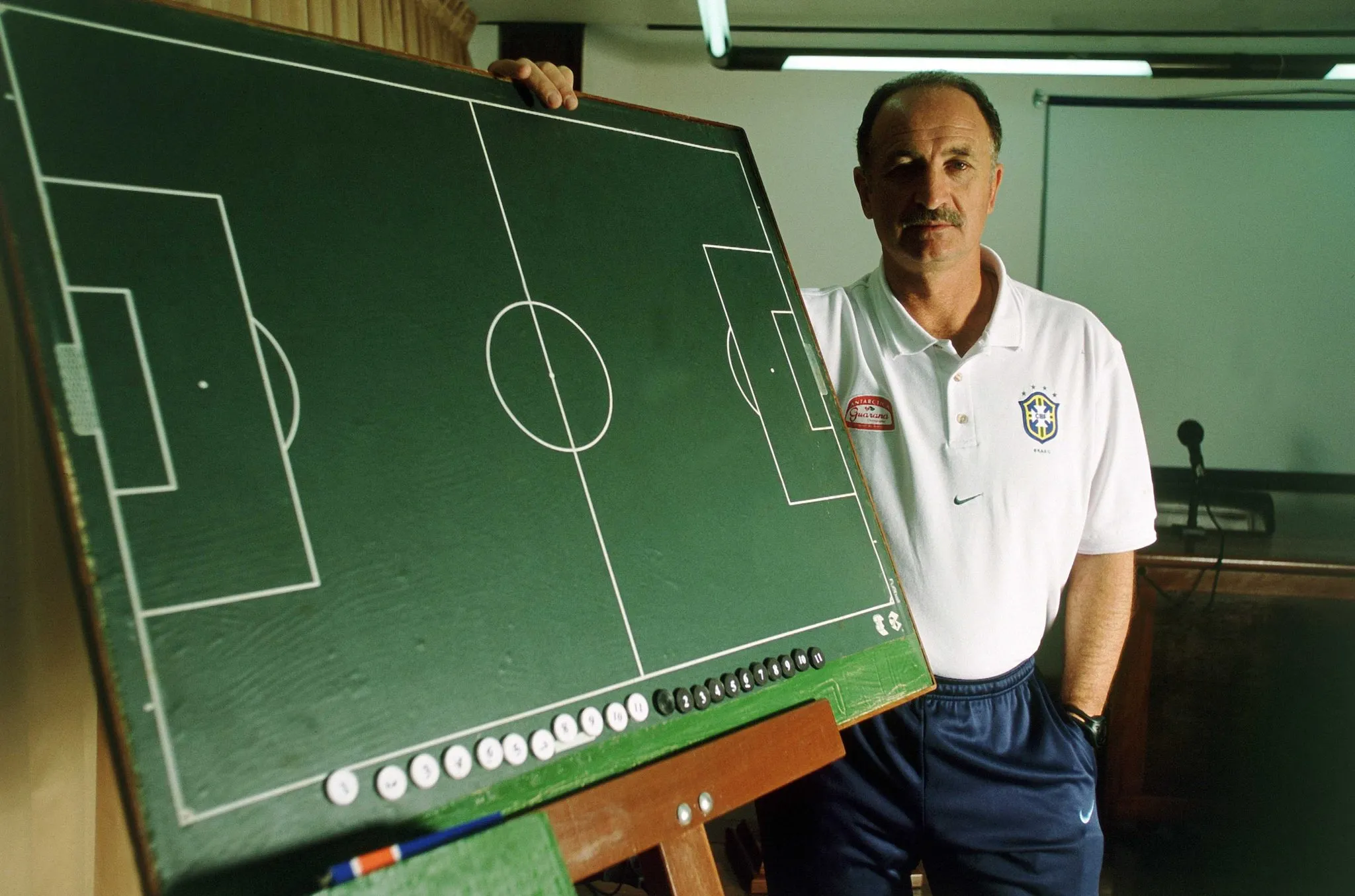 Ent&atilde;o t&eacute;cnico da sele&ccedil;&atilde;o brasileira, Felip&atilde;o ao lado de um quadro t&aacute;tico