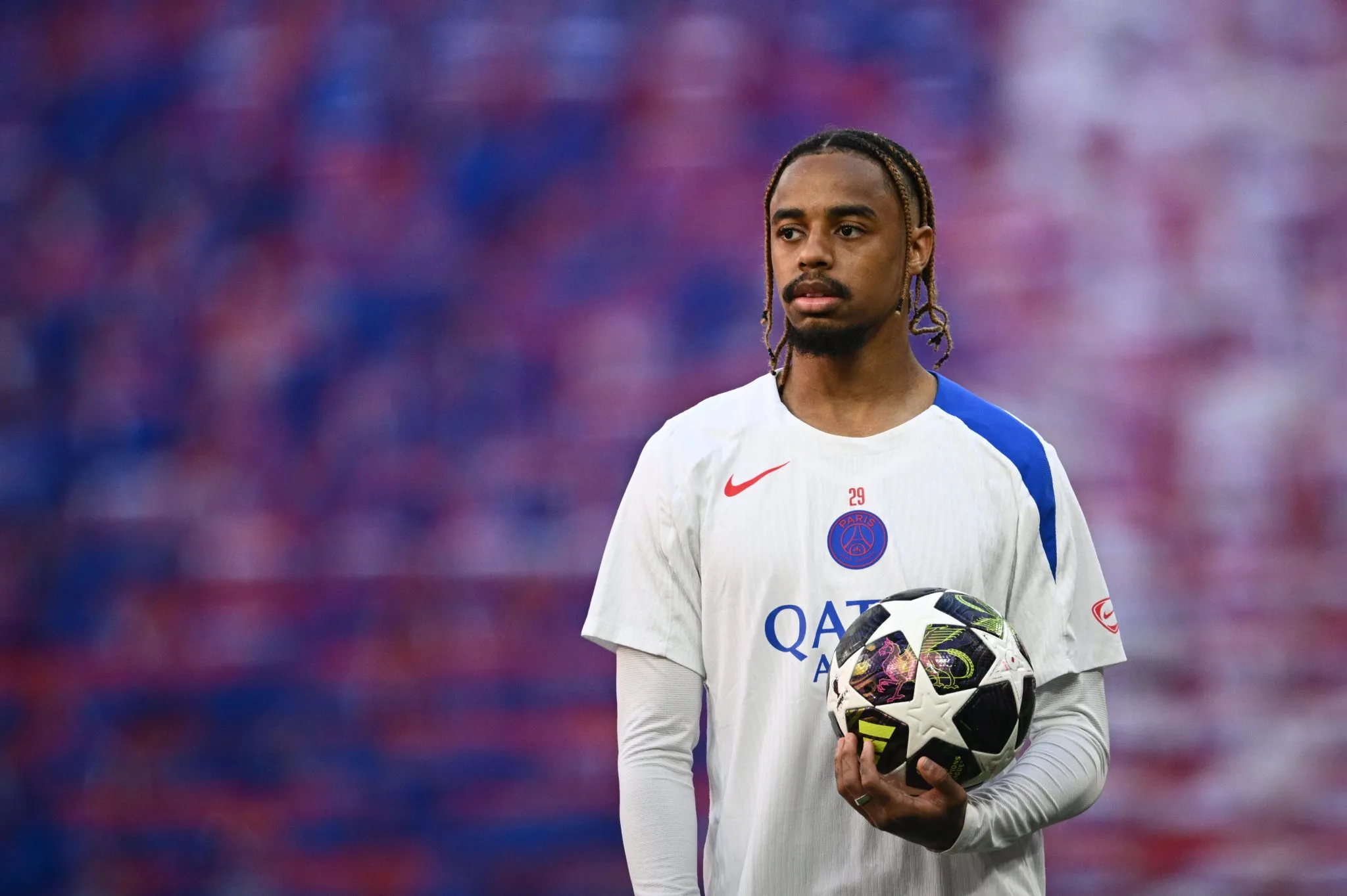 Barcola durante aquecimento do PSG