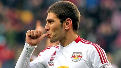 Soriano sai correndo da maternidade, entra no segundo tempo e marca tr&ecirc;s gols pelo Red Bull Salzburg pela Liga austr&iacute;aca