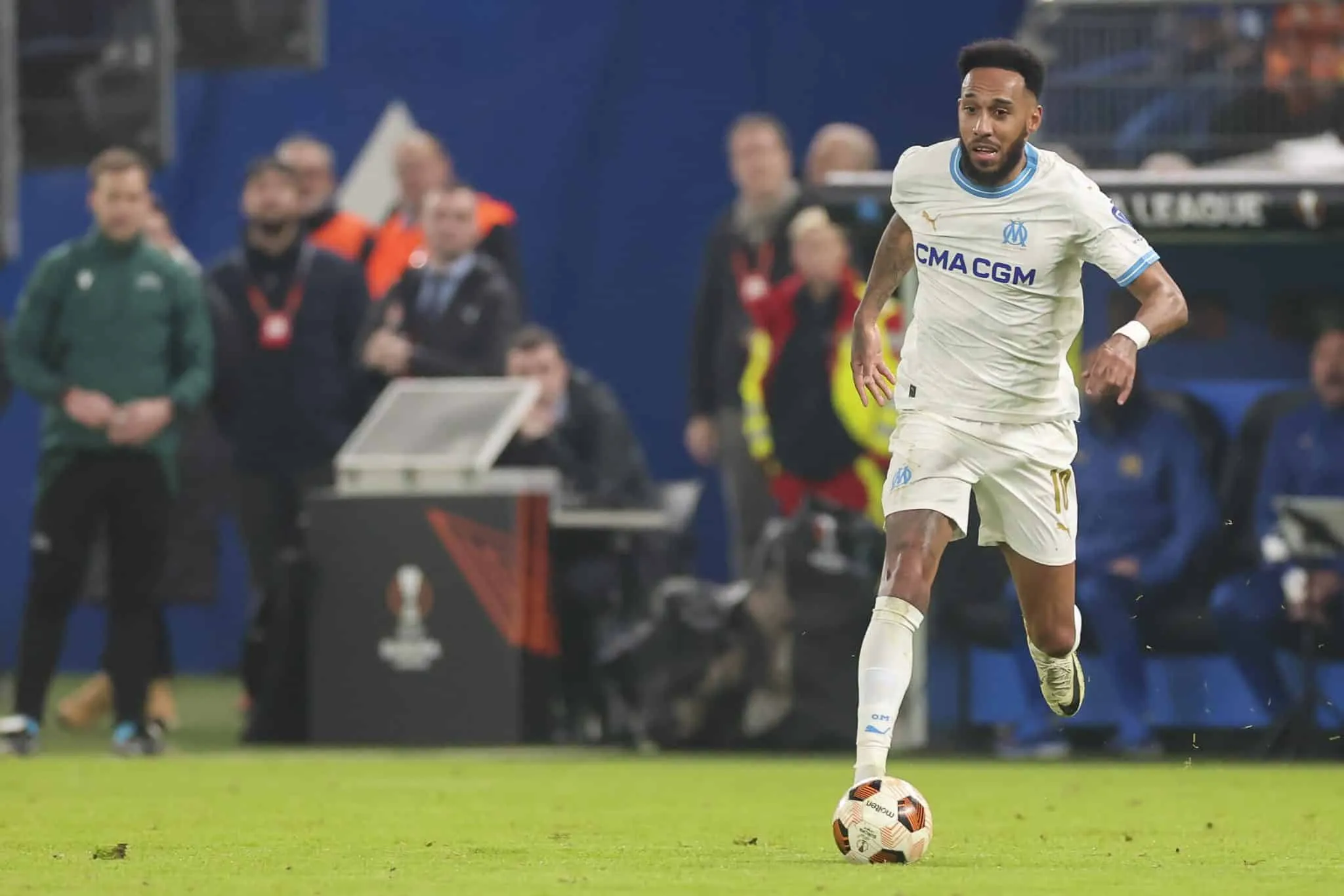 Em estreia de novo t&eacute;cnico, veteranos asseguram vit&oacute;ria do Olympique de Marseille e classifica&ccedil;&atilde;o &agrave;s oitavas