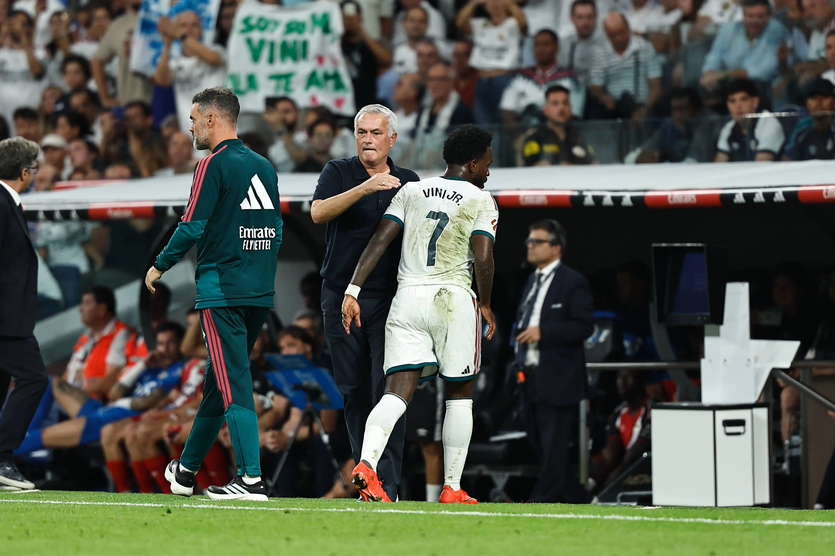 Mourinho substitui Vini Jr. em partida do Real Madrid 