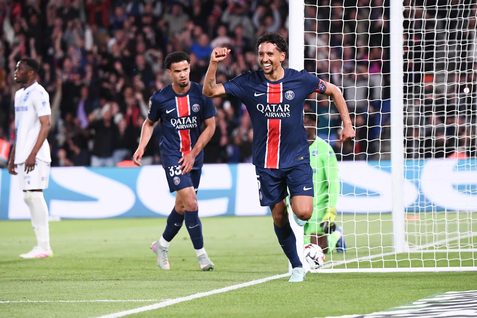 Marquinhos celebra gol pelo PSG