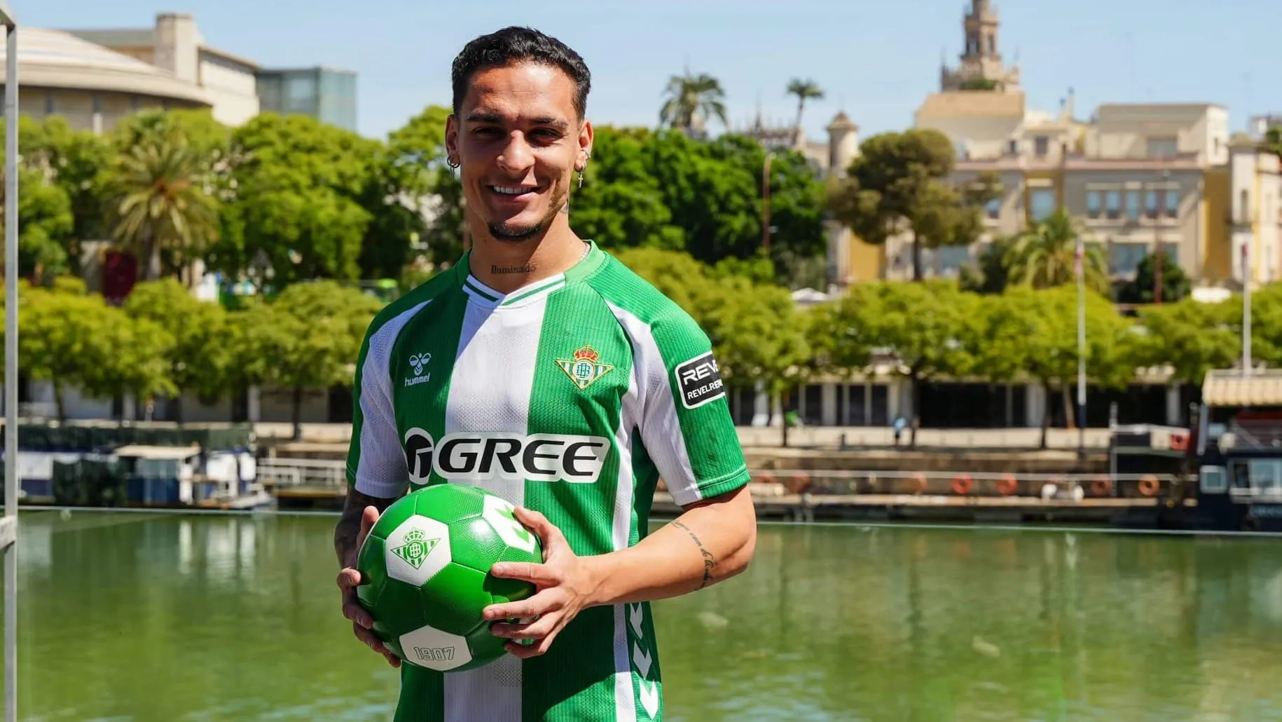 De volta ao Betis, Antony &lsquo;enterra&rsquo; United e define principal meta: &lsquo;N&atilde;o vim pelo dinheiro&rsquo;