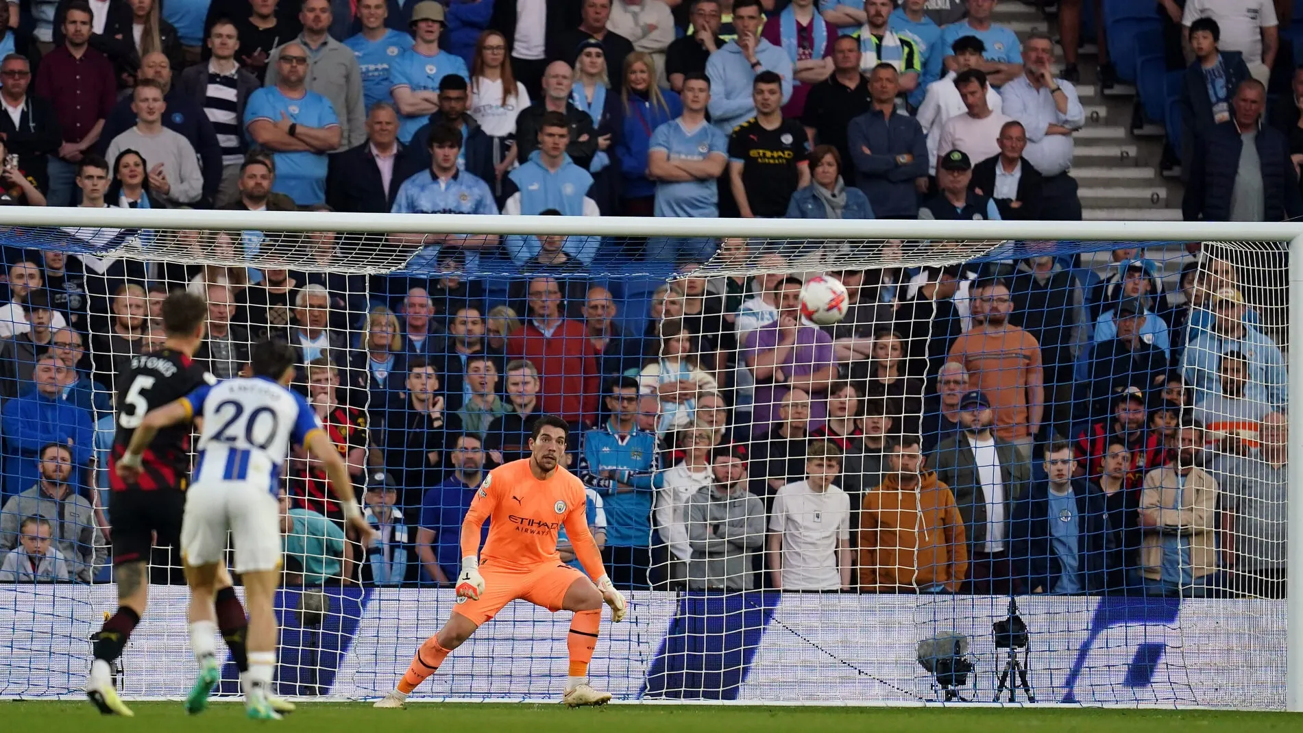 Julio Enciso ajudou o Brighton a somar o pontinho que faltava para a Liga Europa com um lindo gol
